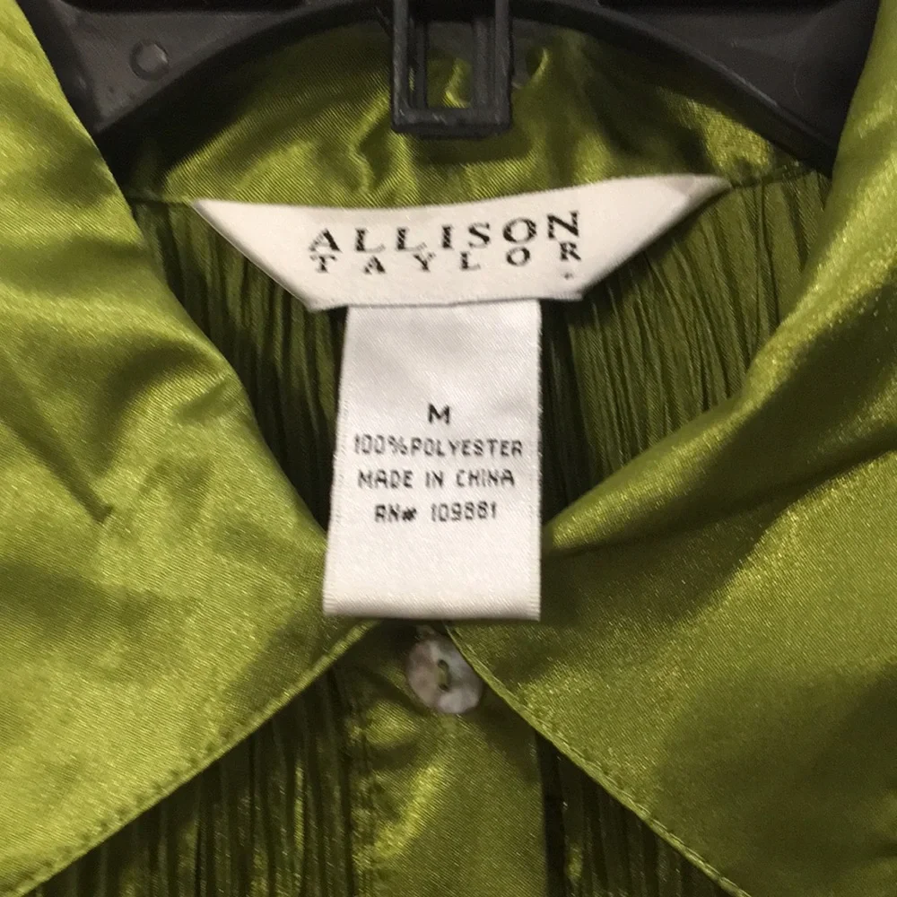 Allison Taylor Green blouse. - Picture 3 of 9